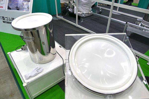 小型気密缶とロボットが実現する「スマートカンガルー」　固形製剤工場の無人化