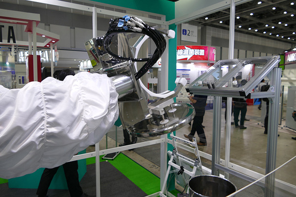 小型気密缶とロボットが実現する「スマートカンガルー」　固形製剤工場の無人化
