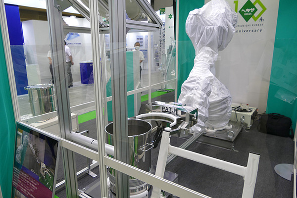 小型気密缶とロボットが実現する「スマートカンガルー」　固形製剤工場の無人化