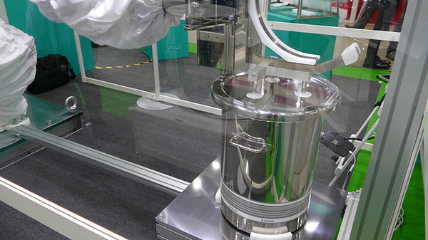 小型気密缶とロボットが実現する「スマートカンガルー」　固形製剤工場の無人化