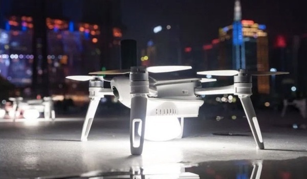 国内最大700機が連携したショーにも成功したドローンショー用機体「TAKE」レッドクリフが予約開始　夜空のバラや鯨の画像を公開