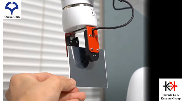 動く対象物をセンシングして把持部を自動追従「近接覚センサー」、協働ロボット用ハンドに搭載「考える手」 大阪大発スタートアップ Thinker