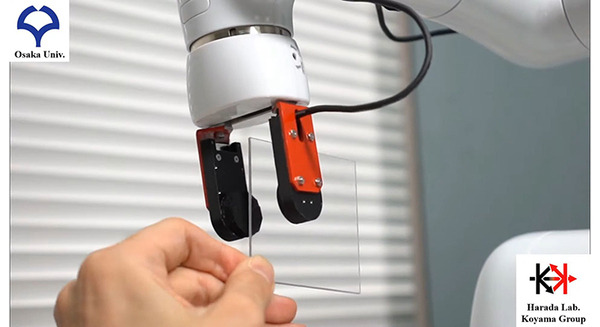 動く対象物をセンシングして把持部を自動追従「近接覚センサー」、協働ロボット用ハンドに搭載「考える手」 大阪大発スタートアップ Thinker