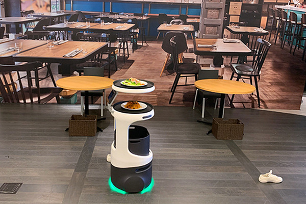コロナ禍で大打撃の外食産業　配膳ロボット市場は縮小か拡大か? 外食産業特有の課題と実際　ソフトバンクロボティクスに聞く