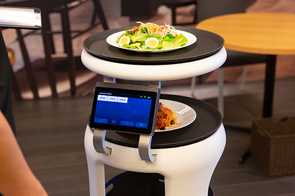 コロナ禍で大打撃の外食産業　配膳ロボット市場は縮小か拡大か? 外食産業特有の課題と実際　ソフトバンクロボティクスに聞く