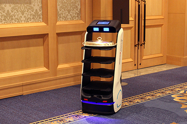 コロナ禍で大打撃の外食産業　配膳ロボット市場は縮小か拡大か? 外食産業特有の課題と実際　ソフトバンクロボティクスに聞く
