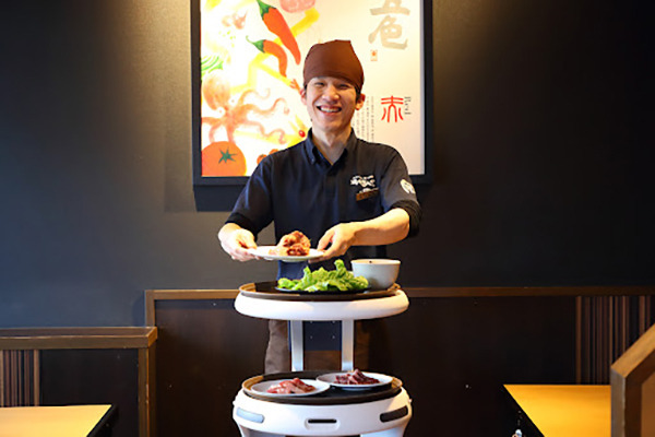 コロナ禍で大打撃の外食産業　配膳ロボット市場は縮小か拡大か? 外食産業特有の課題と実際　ソフトバンクロボティクスに聞く