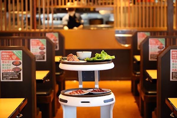 コロナ禍で大打撃の外食産業　配膳ロボット市場は縮小か拡大か? 外食産業特有の課題と実際　ソフトバンクロボティクスに聞く