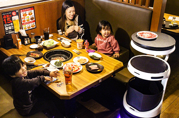 コロナ禍で大打撃の外食産業　配膳ロボット市場は縮小か拡大か? 外食産業特有の課題と実際　ソフトバンクロボティクスに聞く