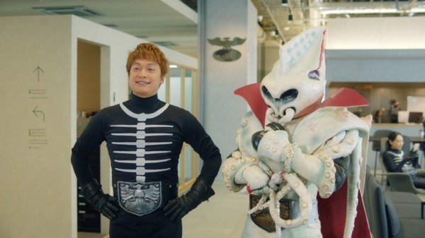 「打倒、仮面ライダー!」香取慎吾さんがショッカーのリーダーに  人材情報を可視化する「カオナビ」新TVCM　イカデビルと共演