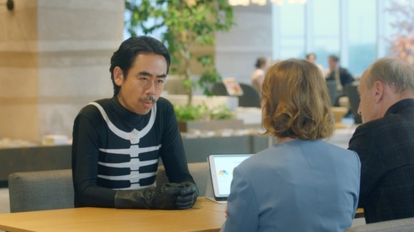 「打倒、仮面ライダー!」香取慎吾さんがショッカーのリーダーに  人材情報を可視化する「カオナビ」新TVCM　イカデビルと共演