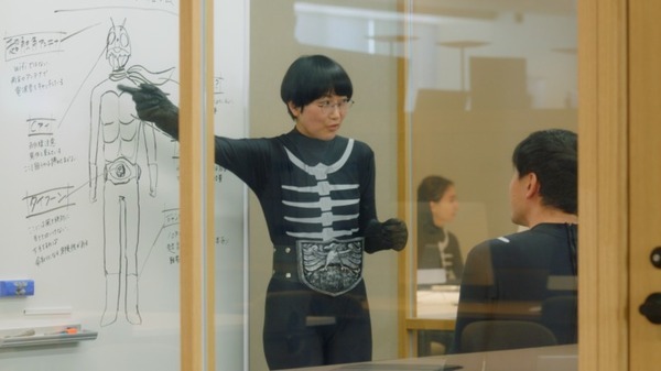 「打倒、仮面ライダー!」香取慎吾さんがショッカーのリーダーに  人材情報を可視化する「カオナビ」新TVCM　イカデビルと共演