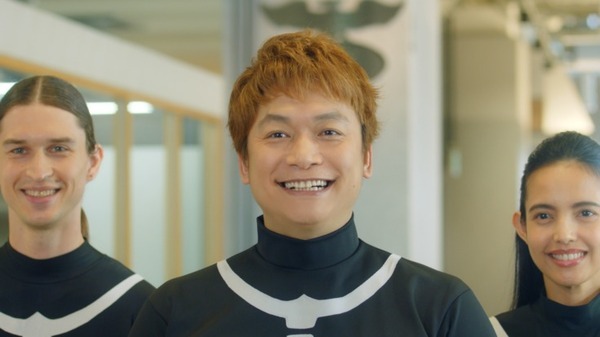 「打倒、仮面ライダー!」香取慎吾さんがショッカーのリーダーに  人材情報を可視化する「カオナビ」新TVCM　イカデビルと共演