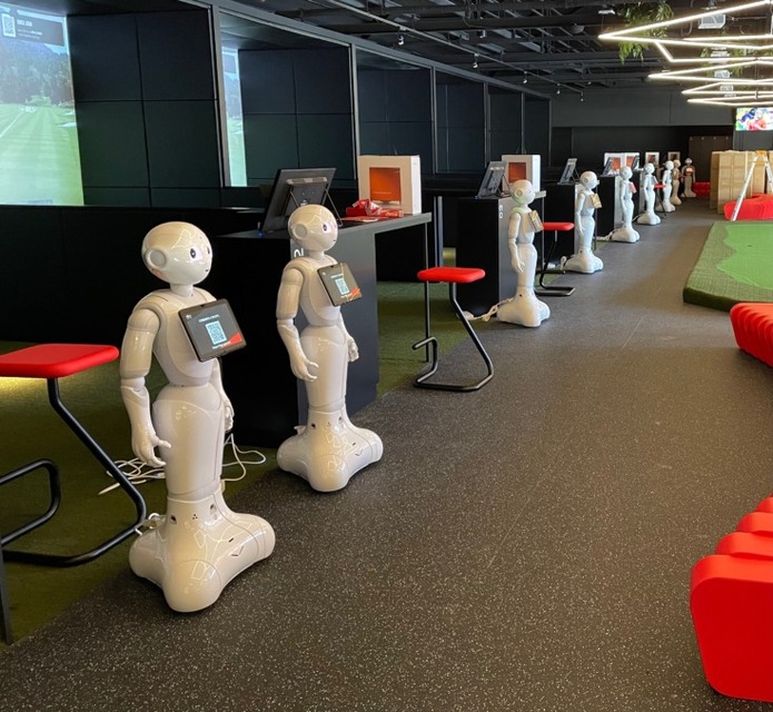 24時間営業の無人フィットネスジム「FOGO GYM & GOLF」でPepper12台が稼働！ 非対面・非接触での店舗運営をサポート