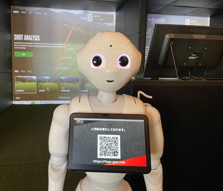 24時間営業の無人フィットネスジム「FOGO GYM & GOLF」でPepper12台が稼働！ 非対面・非接触での店舗運営をサポート