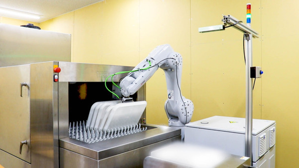 毎時1,400枚のトレイを無人洗浄するロボットシステム「crewbo トレイ system」を展示開始　チトセロボティクス