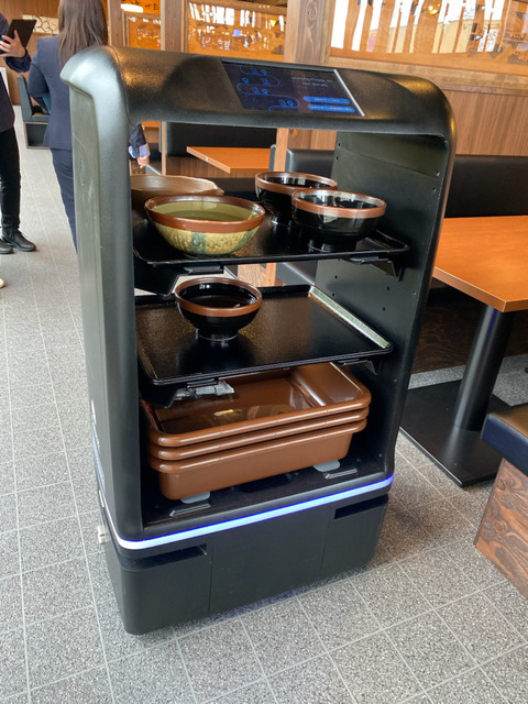 「配膳ロボット」と「テーブルオーダーシステム」を連動　テーブルから配膳ロボットを呼べる外食産業向けシステム　ダイヤ事務機