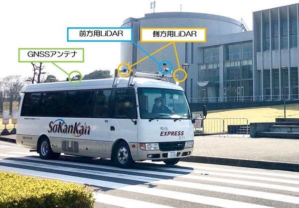 慶應大湘南藤沢(SFC)の自動運転バスは見えないラインに沿って正確に走る　自動運転用の特殊な塗料を日本ペイントが提供