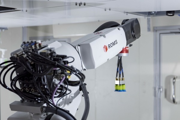 ロボットが自動でピッキングと袋詰め　ロボットコンビニ1号店「auミニッツストア 渋谷店」注文処理から受け渡しまで全作業を無人で