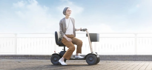 歩道を走れるスクーターをWHILLが新発売　「人生100年時代」のシニア向けモビリティ市場を開拓