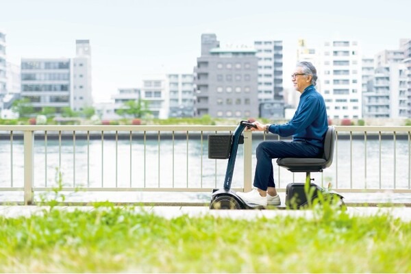 歩道を走れるスクーターをWHILLが新発売　「人生100年時代」のシニア向けモビリティ市場を開拓