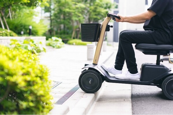 歩道を走れるスクーターをWHILLが新発売　「人生100年時代」のシニア向けモビリティ市場を開拓