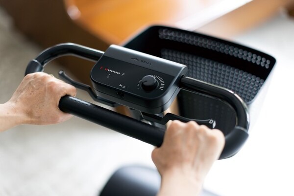 歩道を走れるスクーターをWHILLが新発売　「人生100年時代」のシニア向けモビリティ市場を開拓