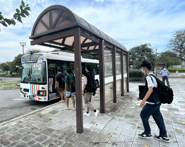 埼玉工業大学 ついに大型自動運転バスをスクールバスに導入 キャンパスと最寄り駅間1.6kmの公道を法定速度内で自動運転