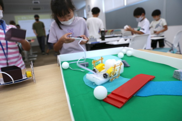 小学生ロボコン公式のロボット作りスターターキット「ユカイな乗りものロボットキット」 9月29日(木)に発売