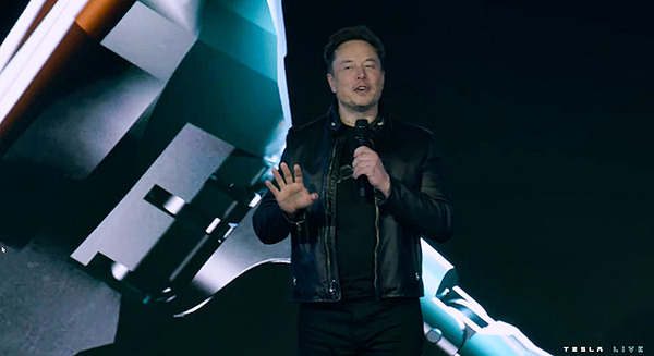 テスラが人型汎用AIロボット「オプティマス」試作機の稼働デモを初公開　イーロン・マスク氏が描くヒューマノイドの未来とは
