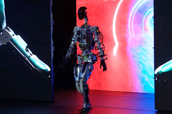 テスラが人型汎用AIロボット「オプティマス」試作機の稼働デモを初公開　イーロン・マスク氏が描くヒューマノイドの未来とは