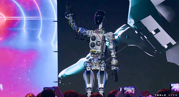 テスラが人型汎用AIロボット「オプティマス」試作機の稼働デモを初公開　イーロン・マスク氏が描くヒューマノイドの未来とは