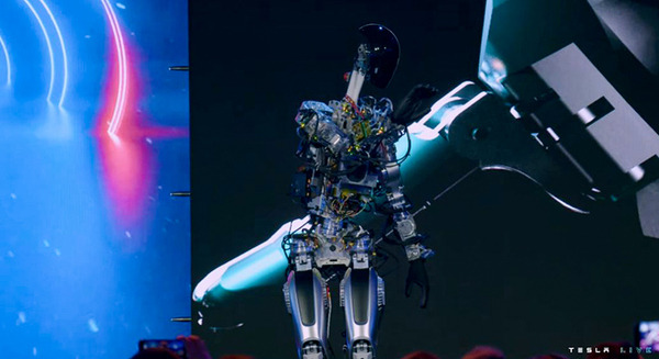 テスラが人型汎用AIロボット「オプティマス」試作機の稼働デモを初公開　イーロン・マスク氏が描くヒューマノイドの未来とは