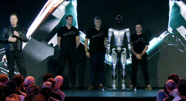 テスラが人型汎用AIロボット「オプティマス」試作機の稼働デモを初公開　イーロン・マスク氏が描くヒューマノイドの未来とは