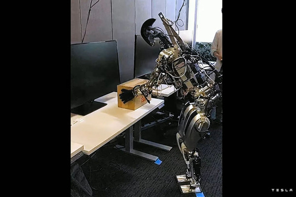 テスラが人型汎用AIロボット「オプティマス」試作機の稼働デモを初公開　イーロン・マスク氏が描くヒューマノイドの未来とは