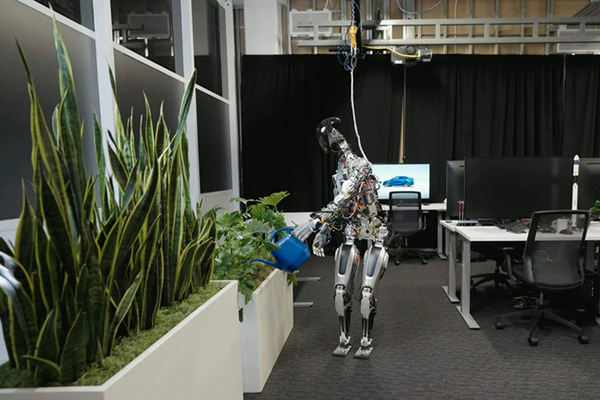 テスラが人型汎用AIロボット「オプティマス」試作機の稼働デモを初公開　イーロン・マスク氏が描くヒューマノイドの未来とは