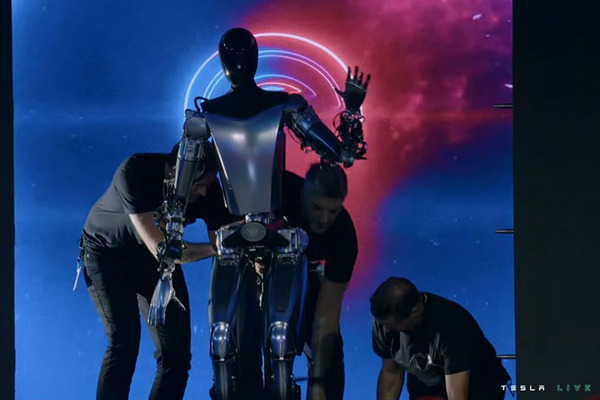 テスラが人型汎用AIロボット「オプティマス」試作機の稼働デモを初公開　イーロン・マスク氏が描くヒューマノイドの未来とは