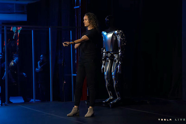 テスラが人型汎用AIロボット「オプティマス」試作機の稼働デモを初公開　イーロン・マスク氏が描くヒューマノイドの未来とは