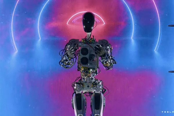 テスラが人型汎用AIロボット「オプティマス」試作機の稼働デモを初公開　イーロン・マスク氏が描くヒューマノイドの未来とは