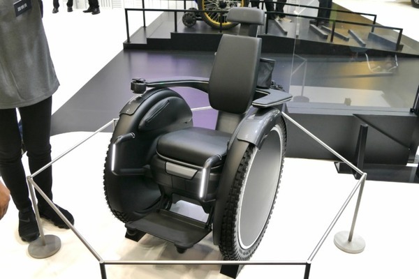 トヨタ、階段も登れる「自由」な電動車椅子「JUU」を国際福祉機器展2022で公開　車載部品活用で高信頼性とコストメリットを実現
