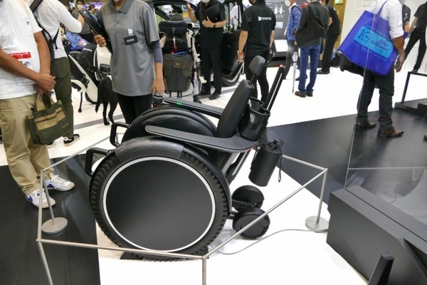 トヨタ、階段も登れる「自由」な電動車椅子「JUU」を国際福祉機器展2022で公開　車載部品活用で高信頼性とコストメリットを実現