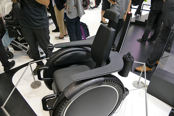 トヨタ、階段も登れる「自由」な電動車椅子「JUU」を国際福祉機器展2022で公開　車載部品活用で高信頼性とコストメリットを実現