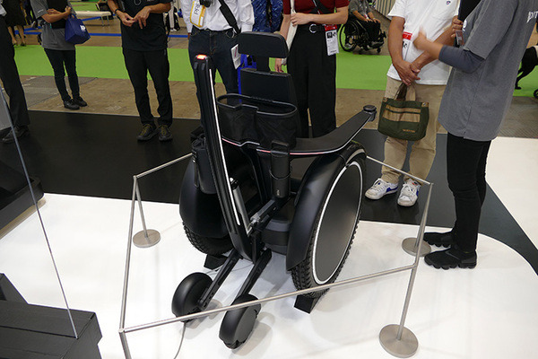 トヨタ、階段も登れる「自由」な電動車椅子「JUU」を国際福祉機器展2022で公開　車載部品活用で高信頼性とコストメリットを実現
