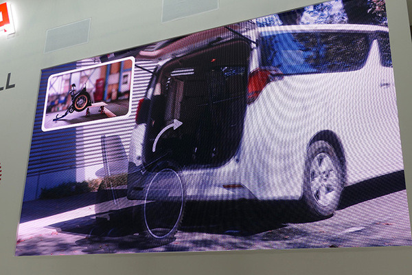 トヨタ、階段も登れる「自由」な電動車椅子「JUU」を国際福祉機器展2022で公開　車載部品活用で高信頼性とコストメリットを実現