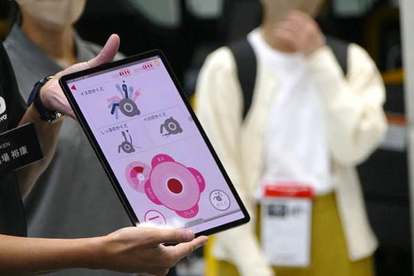 トヨタ、階段も登れる「自由」な電動車椅子「JUU」を国際福祉機器展2022で公開　車載部品活用で高信頼性とコストメリットを実現
