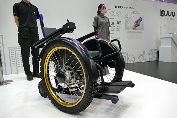 トヨタ、階段も登れる「自由」な電動車椅子「JUU」を国際福祉機器展2022で公開　車載部品活用で高信頼性とコストメリットを実現