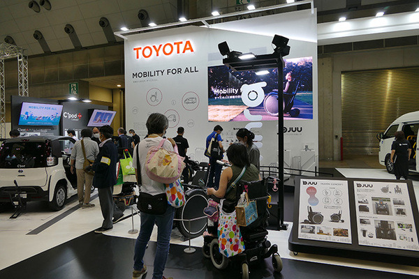 トヨタ、階段も登れる「自由」な電動車椅子「JUU」を国際福祉機器展2022で公開　車載部品活用で高信頼性とコストメリットを実現
