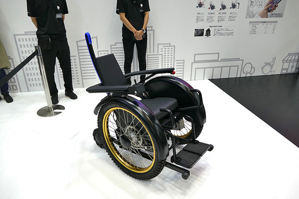トヨタ、階段も登れる「自由」な電動車椅子「JUU」を国際福祉機器展2022で公開　車載部品活用で高信頼性とコストメリットを実現