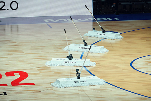 【速報】日産が自動運転支援技術「プロパイロット」を応用した「自動モップ」を開発　バスケットコートを華麗に清掃する動画を公開