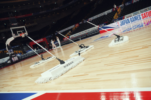 【速報】日産が自動運転支援技術「プロパイロット」を応用した「自動モップ」を開発　バスケットコートを華麗に清掃する動画を公開